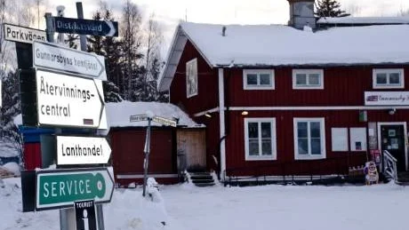 CENTRUM. I Gunnarsbyn finns faktiskt två affärer samt rättvisehandeln som är i församlingsgården. Dessutom har man en mack, ett spa och ett gym. Utveckling i utflyttningsbygd alltså.