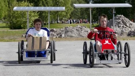 Elbilsrace där det gällde att hinna så många varv som möjligt på en timme. Till vänster Mattias Nilsson som kör mot Jonas Strand, båda första året vid gymnasiets elprogram.