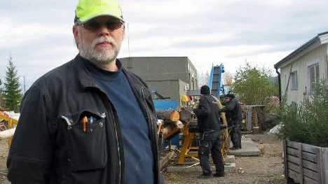 Sven-Erik Bergvall, driftledare på Jobbcentralens enhet "Ved, trä och skog", hoppas på fler beställningar och uppdrag fr ån olika kunder framöver. "Ju mer vi producerar, desto mer pengar får vi in och desto snabbare kan det bli fråga om anställning för våra medarbetare", säger han.