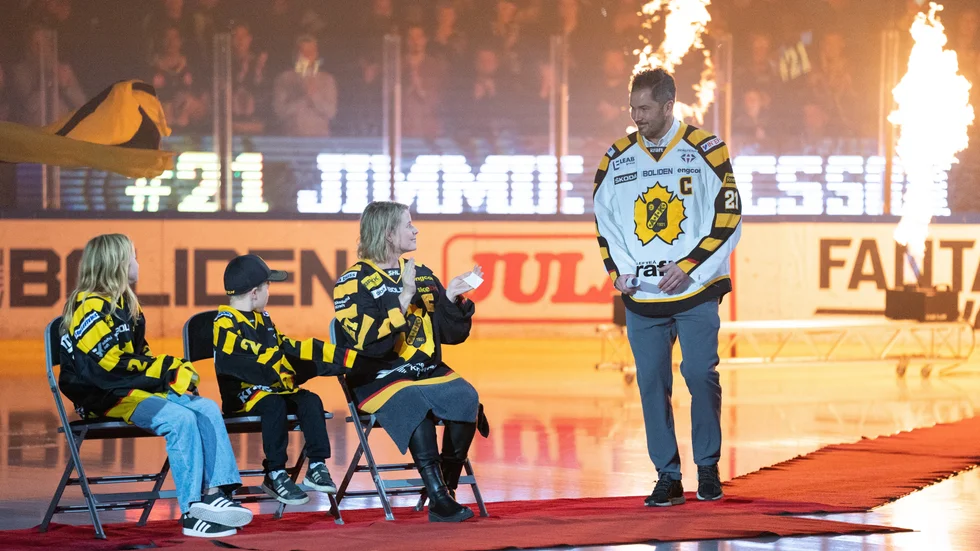 Jimmie Ericsson under sin tröjhissningsceremoni före ishockeymatchen.