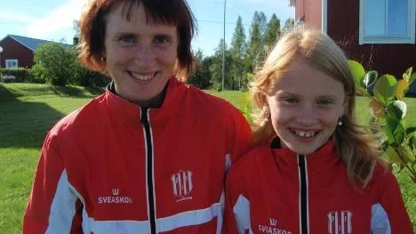 Här är två glada orienterare som tävlade i Norrländska mästerskapen. Susanne Andersson vann långdistansen och blev trea i medeldistansen i damer 45. Dottern Anna Andersson tävlade i flickor 10 och blev tvåa i långdistansen.