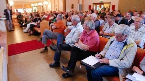 Möteslokalen i Klöverträsk var fullsatt när representanter från försvarsmakten för första gången mötte Fyrkantens hembygd i ett öppet möte.