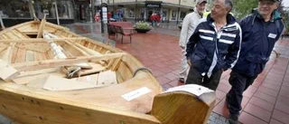 Båtbyggare visade skötbåt på Byxtorget