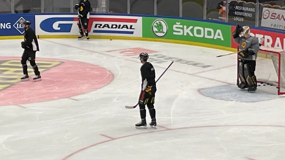 Värmning för AIK. Många J20-spelare var på is och många får chansen i afton.