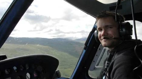 Johan Karlberg har drömjobbet. Han är helikopterpilot i Arjeplogsfjällen.