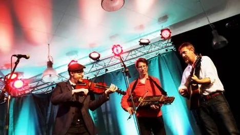 Folkmusikgruppen Väsens magiska toner lockade drygt sjuttio personer till den andra och avslutande Tonträffen på Acusticums restaurang. Mikael Marin på violin, Olov Johansson, nyckelharpa, Roger Tallroth, tolvsträngad gitarr.