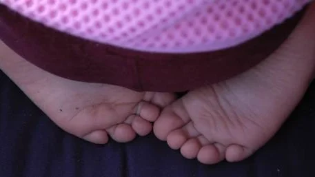 Under flera år utsatte pedofilen sin egen dotter för övergrepp. Nu flyr dottern Sverige, i besvikelse över hur hon behandlats och hur pappan hanterats. Sverige var det land som drev igenom FN:s barnkonvention.