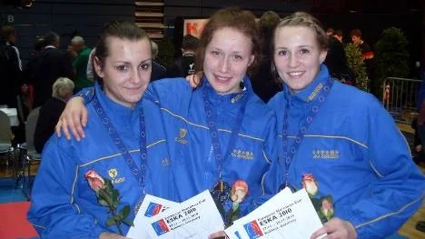 Sveriges juniorlag tog lagsilver vid EM i karate i Tyskland. Från vänster: Armina Barakovic, Elin Cullberg, Beatrice Lindkvist.