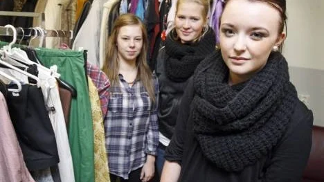 Då teaterprojektet, TP, är hotat efter en granskning av Skolinspektionen och en tuffare ekonomi har tre tjejer i nian har tagit upp kampen. "Vi är ju med i TP frivilligt! Om det sen ska vara en fråga om pengar är det tråkigt, projektet motverkar mobbning och ökar självförtroendet", säger Maja Dahl, Hanna Samuelsson och Elin Brännmark.
