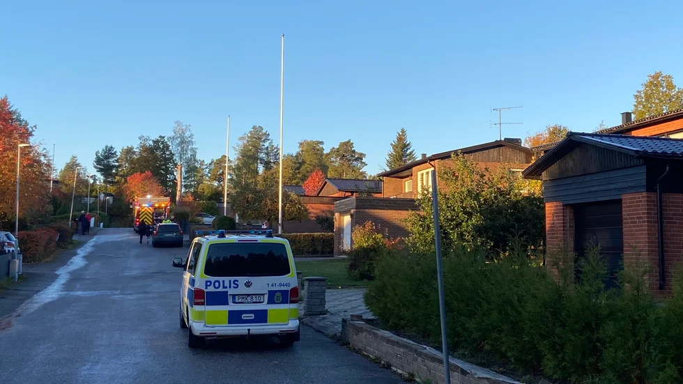 Polis och räddningstjänst på plats vid villan under tisdagsmorgonen.