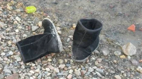 Kall oktoberdag. Varma  kläder och skor behövs. Inte är det att tänka på att gå barfota på stranden. Vad har hänt här ? Kan någon verkligen ha behövt svalka sina fötter ?