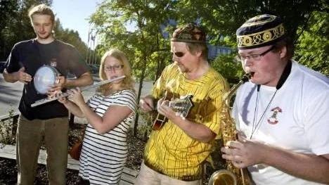 Till en jättemusikfestival i Bulgarien åker Dan Engman och 13 musiker från Framnäs folklore ensemble. På bilden: Tyler Voelz, darbuka, Cecila Idstedt, tvärflöjt, Dan Engman, mandolin, Johan Wikström, saxofon.