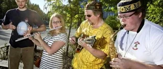 Svängiga och notlösa Balkantoner från Piteå