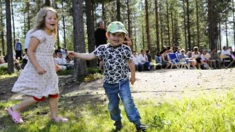 Ebba Forsgren, 6 och Adrian Forsgren, 3, bor i Malå men har en stuga vid Sandselet utanför Järvträsk. "Det var roligt att titta på kvarnen", säger Ebba Forsgren.