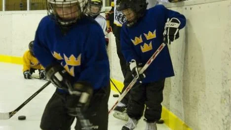 Fredrik Lindgren kom hem till Ringelhallen för att träna tillsammans med klubbens yngsta tjejer och killar. Framför Fredrik står Emma Isaksson och Tobias Lundberg, i bakgrunden tittar Ludvig Jakobsson fram.