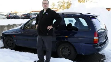 Nummerplåtarna var borttagna, men konsumchefen tog reda på chassinumret för att leta upp ägaren, som inte svarar på brev. Nu betalar han kommunen för att de ska forsla bort bilen. "Det blir problem på vintern", säger Ulf Isaksson.