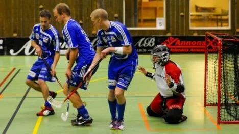 K4 IF tränaren Anders Ericson konstaterar att det finns brister i försvarsspelet. "14 mål är för mycket, men det är svårt att spela med fyra spelare på planen", säger han.