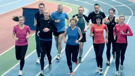 Pite Runners på språng. Bakre raden fr.v: Rolf Svanold, Kurt Lundberg, Stefan Dahlberg, Fredrik Lundgren, John Lagerskog. Främre raden: Anette Askenryd, Peter Nilsson, Angela Nilsson, Anna-Karin Wiklund, Camilla Granqvist.