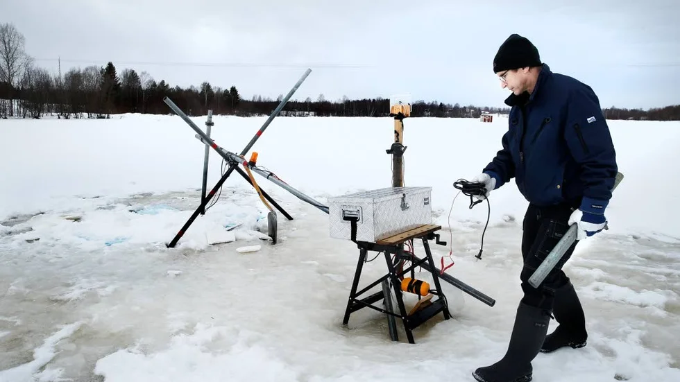 Ett, två, tre. Mätutrustningen är nyligen placerad mitt i älven ovanför E4-bron. Här kollar Sterfan Stridsman att allt fungerar och de insamlade datafilerna tankas ned. Månaden ut, minst, ska mätningen pågå.
