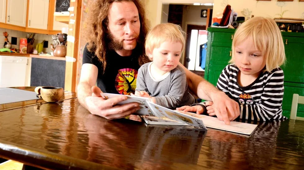 Levande språk. Daniel Särkijärvi pratar meänkieli hemma med döttrarna Sandra och Emmeli.