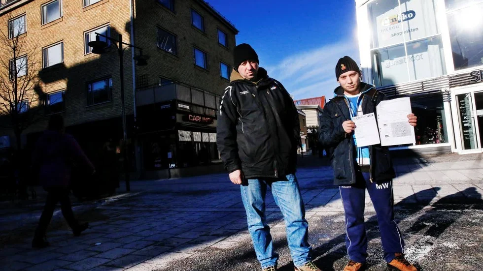 Glada. Mihai Lazár och Marius Raducan reagerar positivt när Norrbottens-Kuriren förmedlar nyheten att Forex Bank ändrar på sitt regelverk efter kritik om diskriminering. "Det här betyder mycket för mina landsmän."