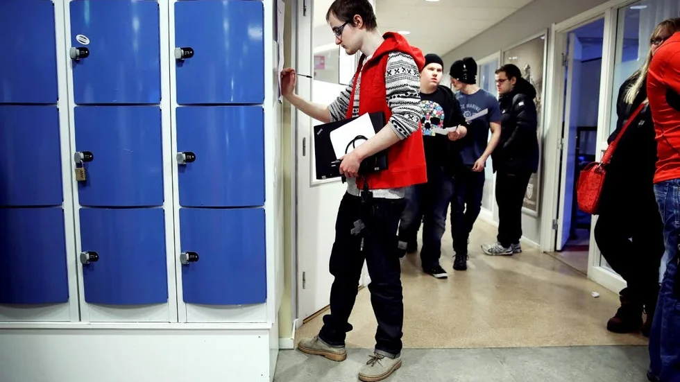 Röd skola. På måndagen förvandlades NTI-gymnasiet till en röd skola. Orsaken var engagemanget kring att samla in pengar till att stoppa spridningen av HIV och aids. Nazar Kokovkin, 18, var en av eleverna som hörsammat uppmaningen att klä sig i rött för att visa sitt engagemang.