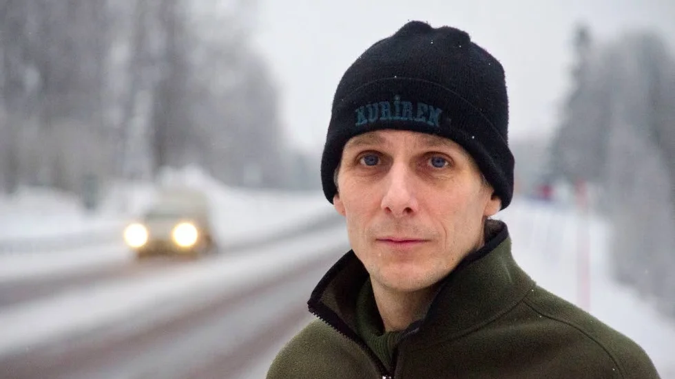 Järnvägsnära. Fastighetsägare i Sävast och Sävastnäs samt byamännen i Sävast vill ha nya väg 97 parallellt med järnvägen. Här byaåldermannen i Sävast Christian Almqvist.