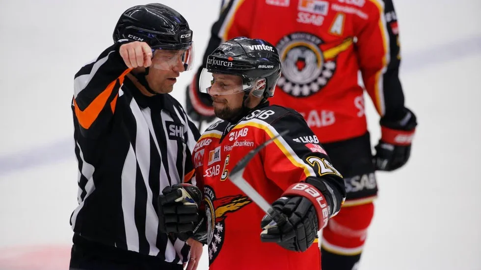 Chris Abbott diskuterar med domaren.