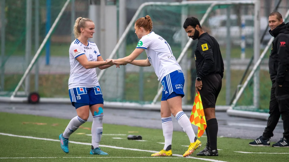 Här byter Taylor Townsend av Lovisa Gustafsson.