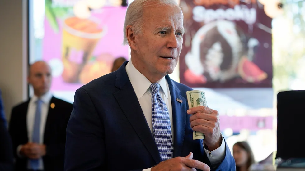 President Joe Biden passade på att köpa glass på kedjan Baskin-Robbins i samband med ett kampanjmöte i Portland, Oregon.