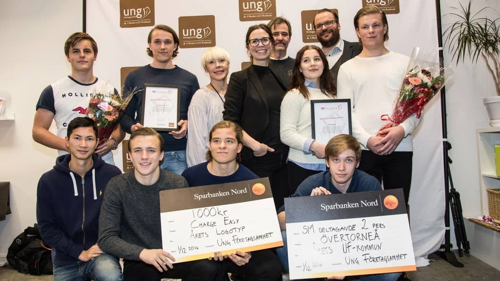 Bäst i Norrbotten. Här är ett vinnade UF-team. Dessa glada personer har tagit emot pris för bästa UF-kommun samt Bästa logotype. Prisutdelare var regionchefen Josefine Wäppling-Bernárdzon. I övrigt  Robert Lidhammar, Mikael Karlström, Johannes Kjellander, Pontus Sandberg, Gustav Stålnacke, Janne Juopperi, Göran Tordne, Henrik Lampinen, Emil Bergström och Sara Ek.