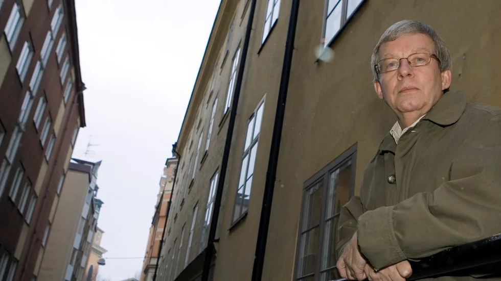Filosofen och författaren Torbjörn Tännsjös tankar om rövare och poliser i Kamomilla stad har inspirerat Stig-Björn Ljunggren till den här texten. 