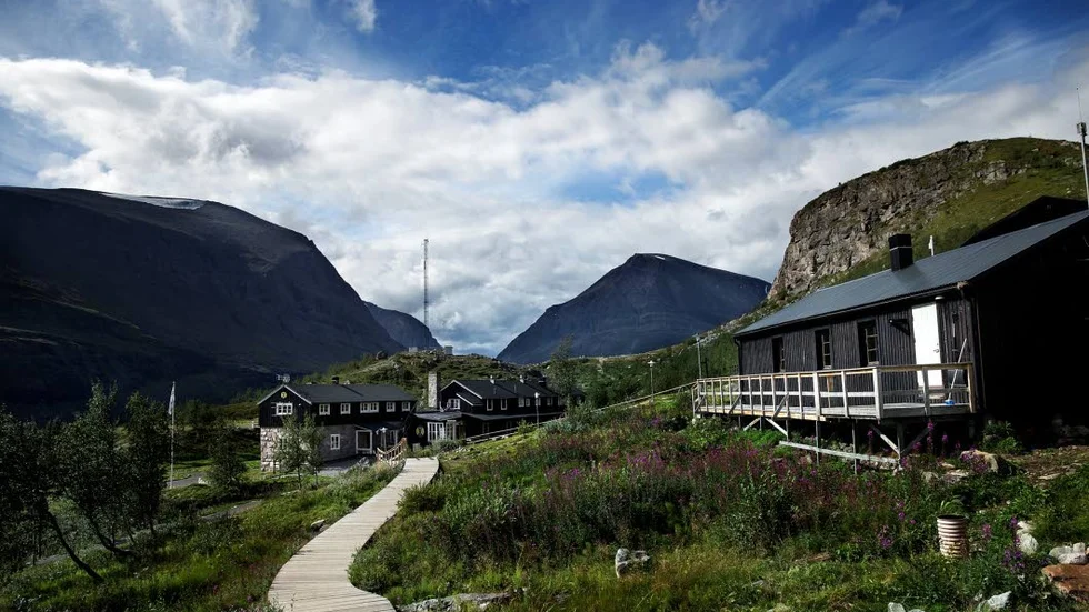 Vackra vyer. Kebnekaise fjällstation ligger vackert belägen vid Ladtjovagge. Den byggdes redan 1907.