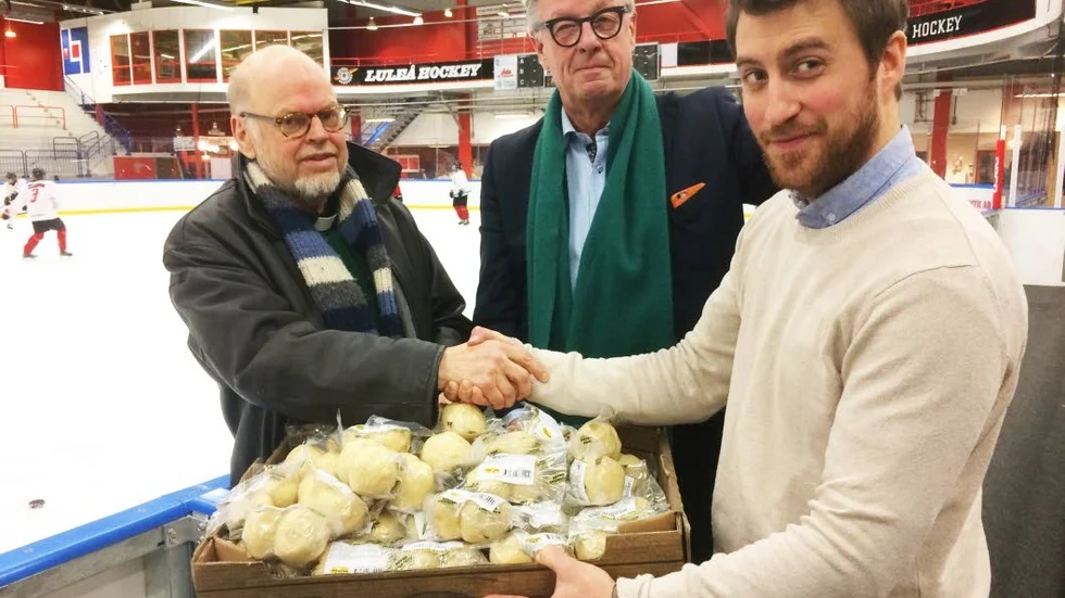 Palt. Piteå Hockeys klubbchef Jonathan Glader, diakonen Stig-Roland Carlzon och Thomas Riklund, styrelsemedlem i Piteå Hockey och Paltakademien.