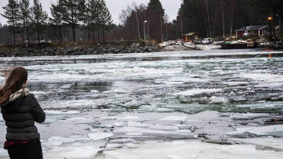 Bruten is. Passagen mellan  fastlandet och Sandön i Tjuvholmssundet består nu av isflak som flyter runt. Den en decimeter tjocka kakan av fastis är ett minne blott till förargelse för Sandöbornas bofasta och stugägare. Kustbevakningen som kört sönder isen genom att passera med sin 17 meter långa svävare över isväg och sund ber om ursäkt och lägger sig platta.
