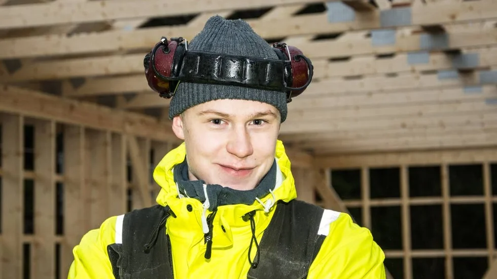 Bygga hus. Adam Sjöblom och hans klasskamrater gillar praktikprojektet. Att bygga hus är det roligaste av allt tycker han.