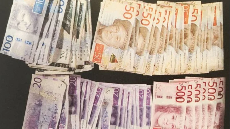 Rånbytet. Vid husrannsakan i männens lägenhet hittade polisen pengarna gömda i en högtalare.