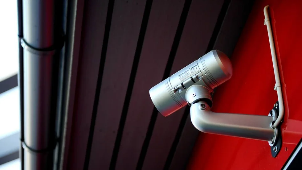 Hårda regler. Privatundantaget i kameraövervakningslagen tillåter filmande av den egna bostaden. Men all övervakning av allmänna platser kräver tillstånd av länsstyrelsen. Och förfrågningar godkänns sällan.