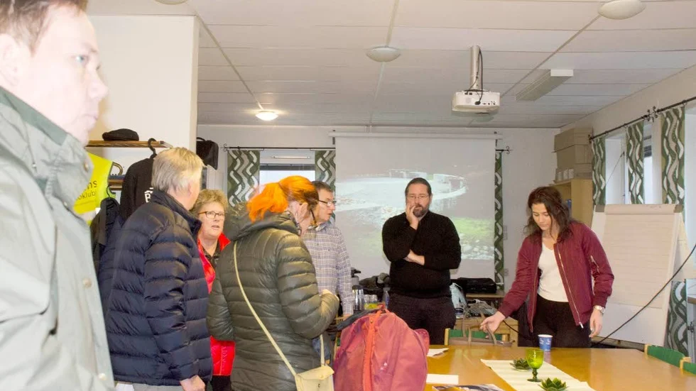 Andreas Fernandez i mitten instruerade deltagarna i tävlingen.