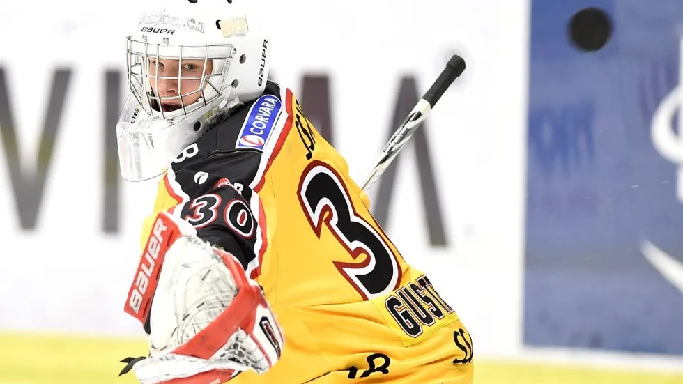 Filip Gustavsson fick chansen som målvakt i Luleå i stället för Joel Lassinantti.