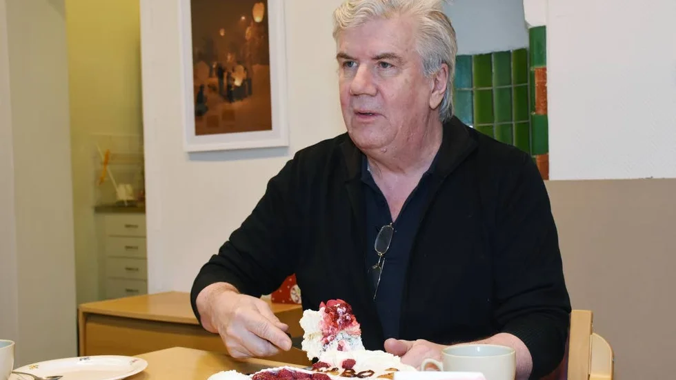 Tårta. Årets Kirunabo Lars-Olof Niemi får förutom tårta, blommor och diplom även en livstids prenumeration av Kirunatidningen.