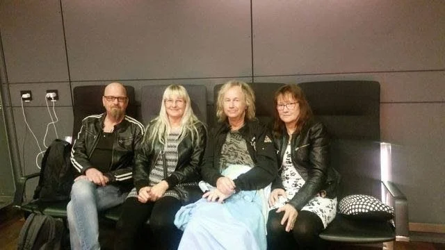 Väntar. Susanne Bergvall från Piteå och hennes ressällskap, Lars Bergvall, Benny Bergvall och Lena Bergvall, sitter på torsdagsmorgonen på Arlanda och väntar.