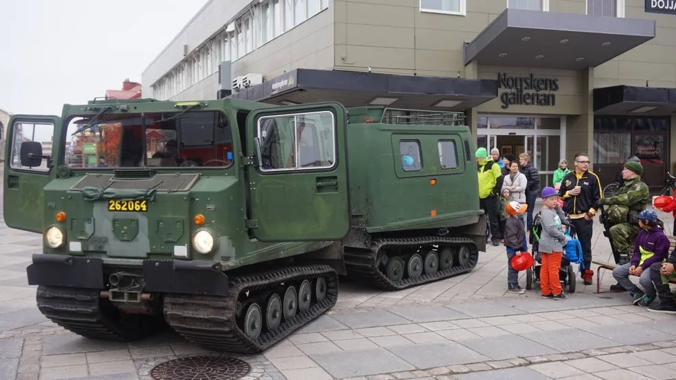 Åktur. För dem som ville erbjöds möjlighet att åka bandvagn