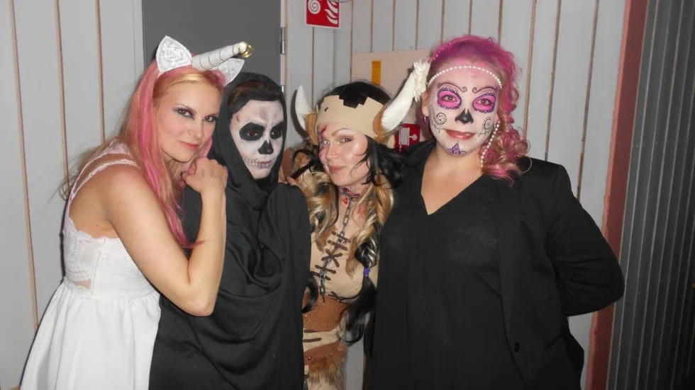 Utklädda. Sabina Oxsonen, Sofie Lindvall, Jenny Sandman och Maria Vikman.