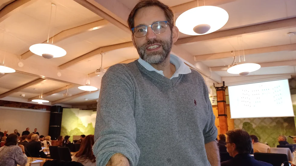 Fredrik Bergqvist lämnade Moderaterna för 1, 5 år sedan. Nu är han tillbaka i fullmäktige för Liberalerna. Han syntes i glatt samspråk med moderater och andra ledamöter. Han sade sig inte ha fått några pikar av annat slag än sådana som man "får tåla". Gott så. 