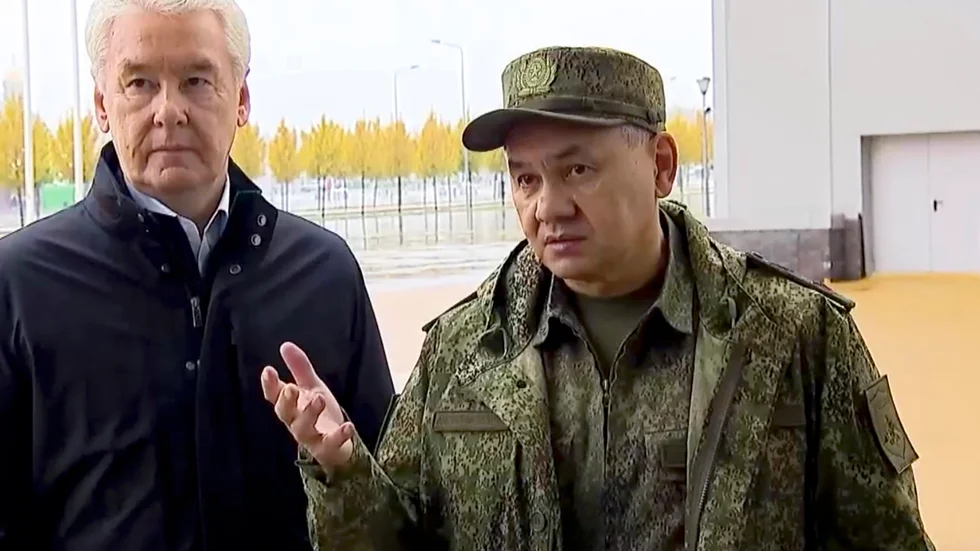 Moskvas borgmästare Sergej Sobjanin och Rysslands försvarsminister Sergej Sjojgu vid en träningsanläggning för nyinkallade reservister i Moskva, den 1 oktober. Arkivbild.