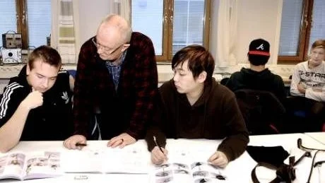 VID SKOLBÄNKEN. Oscar Nordlander och Setthawut Suphakritphathorn får hjälp av Roland Rönnqvist.