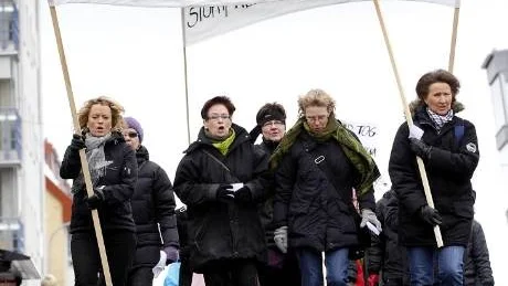 MOT UPPSÄGNINGARNA. Våren 2009 tågade facken mot nedskärningarna av personal inom skolan. Eva-May Hedenström, Lärarförbundet och Lena Heikka, Lärarnas riksförbund gick i täten med Sofia Eriksson, Kommunal  och Anny Sallkvist, SKTF.Foto: ANDREAS WÄLITALO