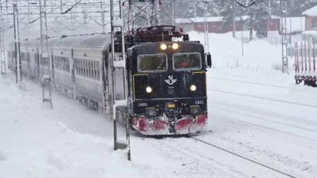 STOPP VID BODEN SÖDRA. Här rullar Göteborgståget in mot Boden i torsdags. Klockan är 12.36 och tåget skulle ha varit i Boden 10.06. Bilden får symbolisera senaste tidens förseningar för nattågen mot övre Norrland.