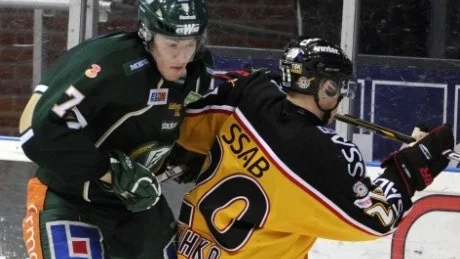 FBK:s Oscar Klefbom och Luleås Joonas Vihko i kamp.